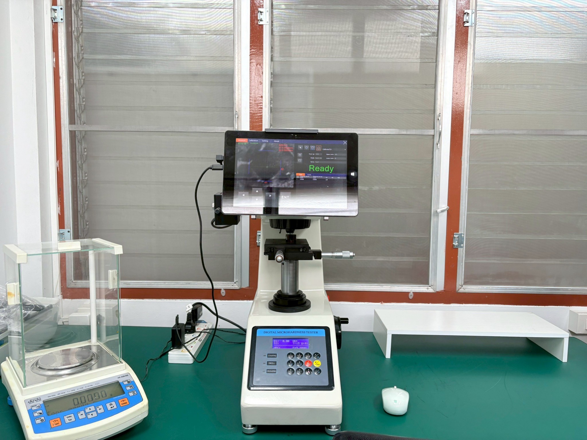 เครื่องวัดความแข็งแบบจุลภาค (Micro-Hardness)