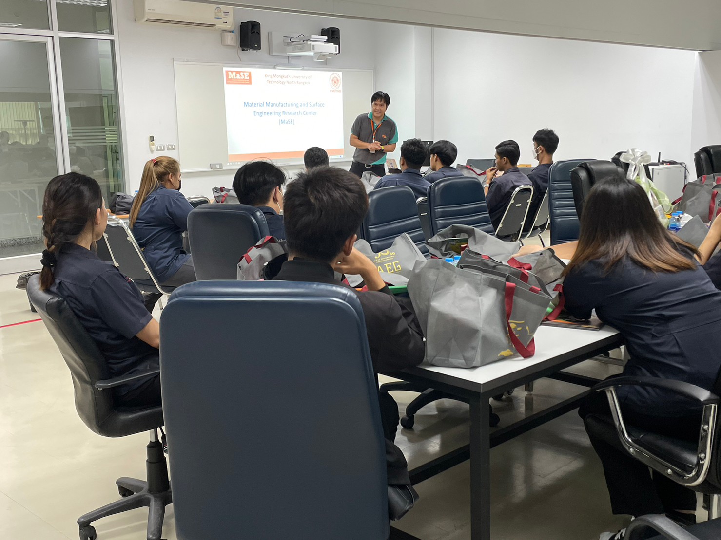คณะศึกษาดูงานจาก มหาวิทยาลัยราชภัฏเทพสตรีสาขาอุตสาหกรรมศิลป์ คณะเทคโนโลยีอุตสาหกรรม